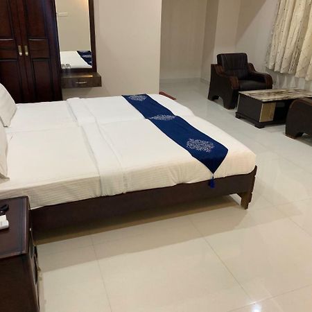 Готель Jnr Grand Madanapalle Екстер'єр фото
