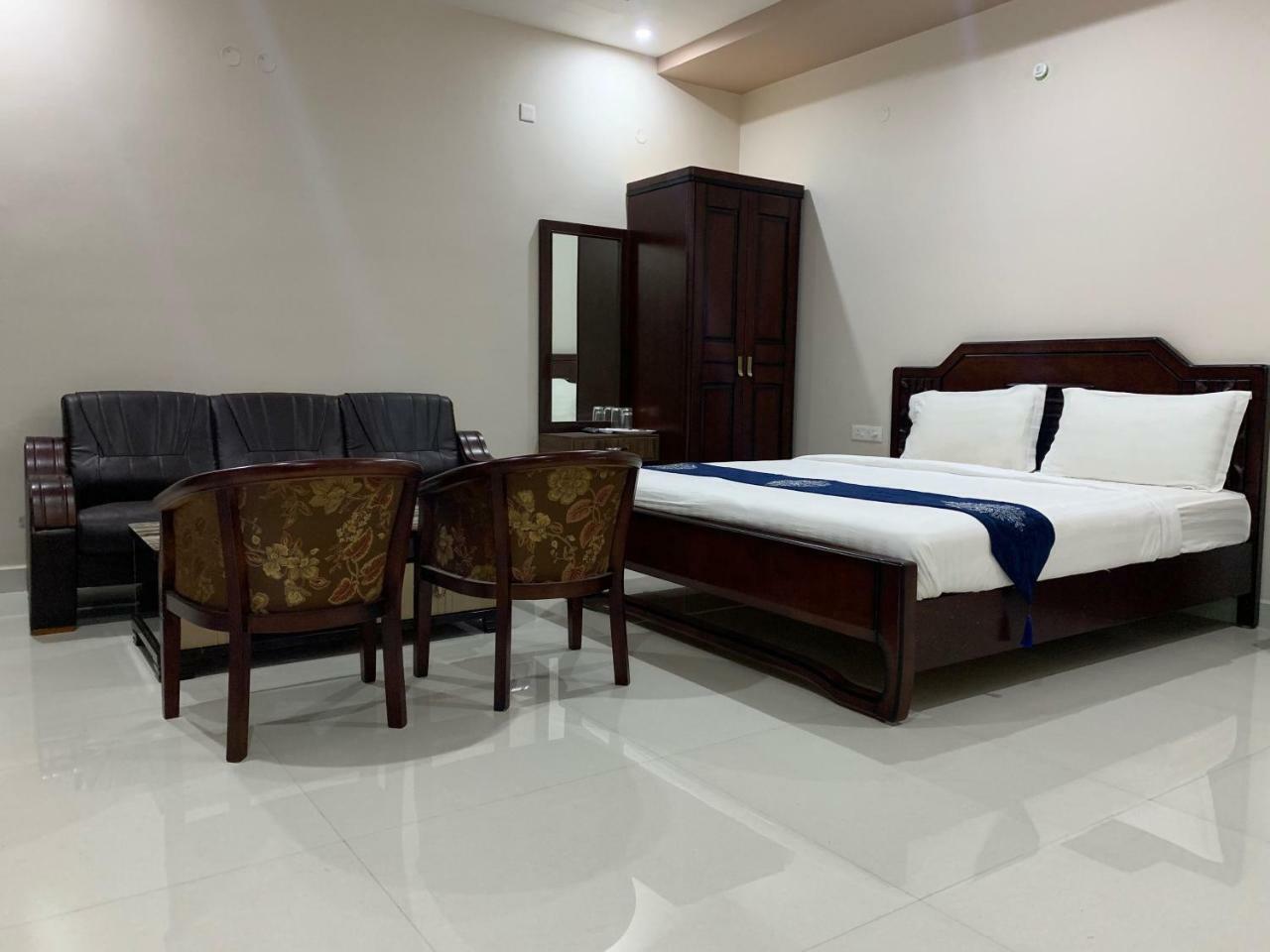 Готель Jnr Grand Madanapalle Екстер'єр фото